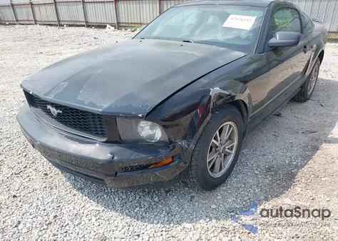 2005 Ford Mustang V6 Deluxe/V6 Premium z USA, uszkodzony, nr VIN 1ZVFT80N355240212
